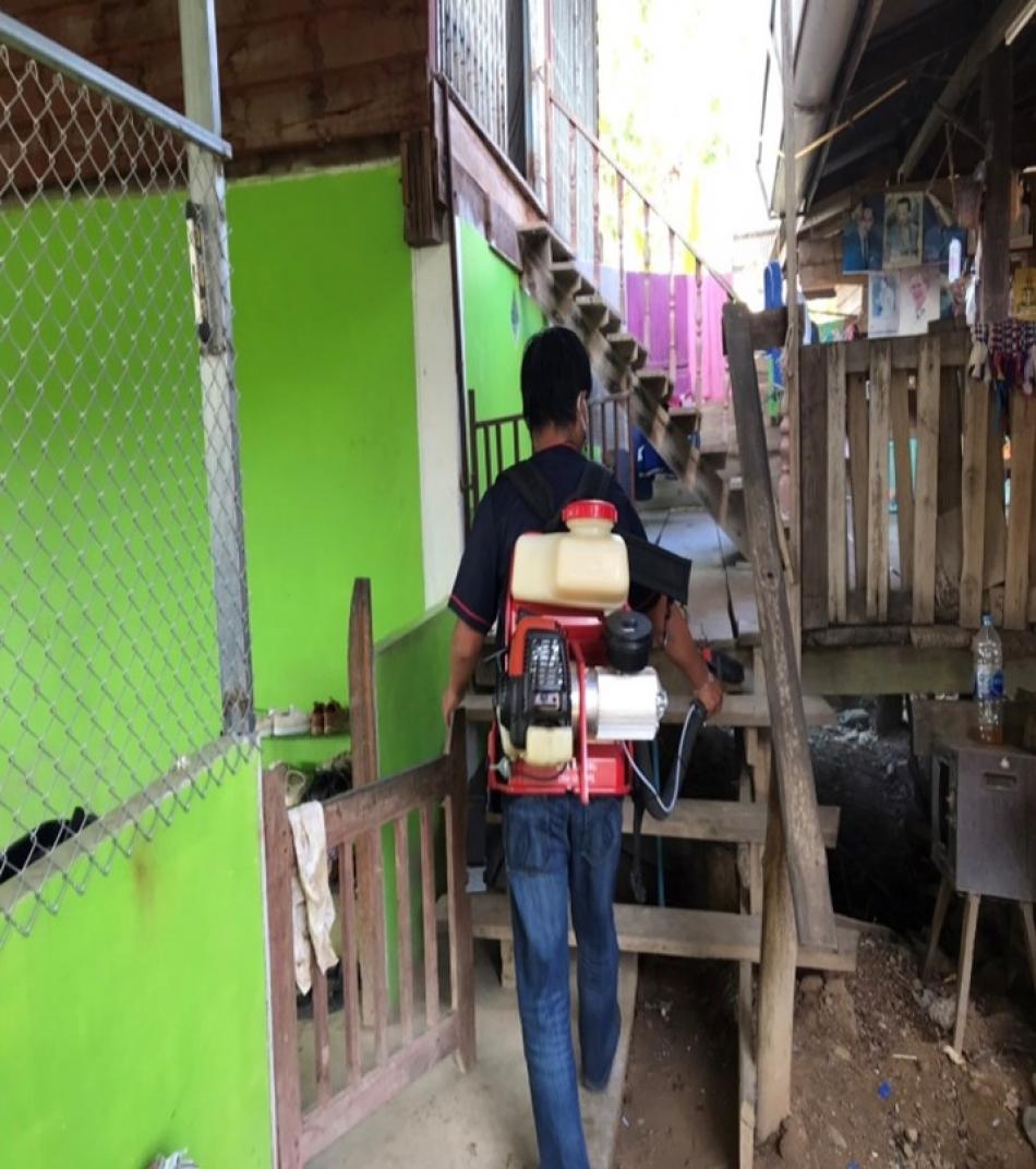 การปฏิบัติงานออกฉีดพ่นสารเคมีป้องกันโรคไข้เลือดออกในชุมชน