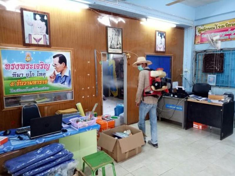 อบต.ลานหอยออกพ่นสารเคมีรณรงค์ป้องกันและกำจัดโรคไข้เลือดออกโรงเรียนในเรียนเขตพื้นที่  (8 ภาพ)