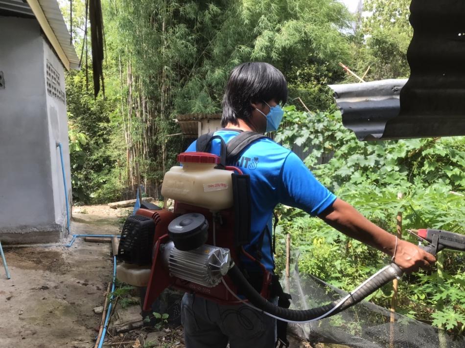 กองสาธารณสุขและสิ่งแวดล้อม องค์การบริหารส่วนตำบลลานหอยได้ดำเนินการออกฉีดพ่นสารเคมีป้งกันโรคไข้เลือดออก หมู่ 7 บ้านวังโคนเปือย