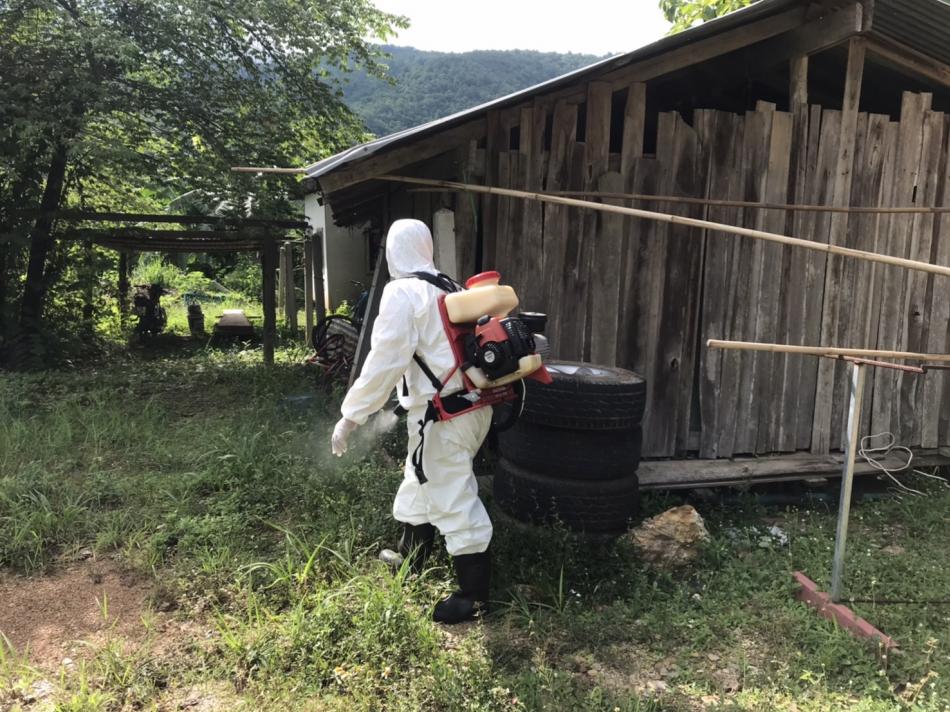 ปฏิบัติงานออกพ่นสารเคมีป้องกันโรคไข้เลือดออกในชุมชน